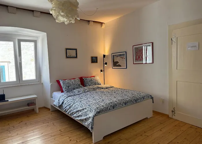 Naval Apartment *